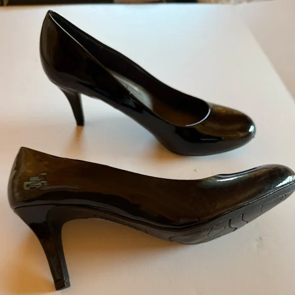 Predictions Women's Glossy Black Heels - Picture 7 of 8